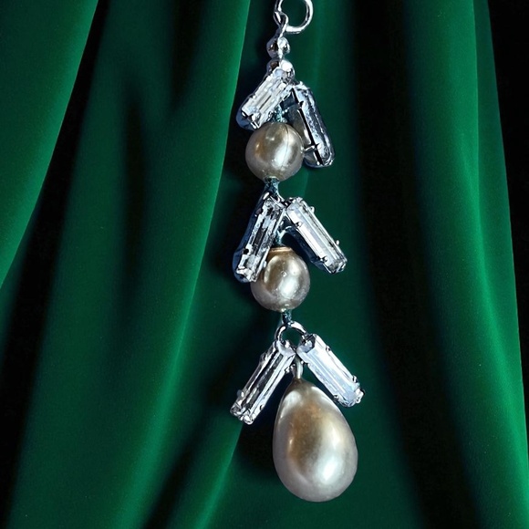 Elegant Faux Pearl and Rhinestone Pendant in Vintage Silver Tone Setting - Picture 1 of 2